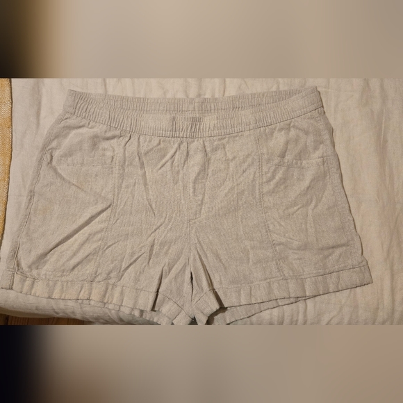 Old Navy High-Waisted Linen-Blend Utility Shorts - Picture 4 of 4